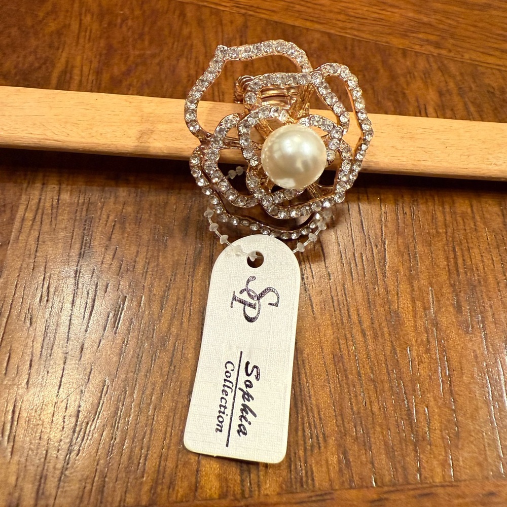 Lia Sophia Silver and Pearl Floral Ring
Stretchable gold band